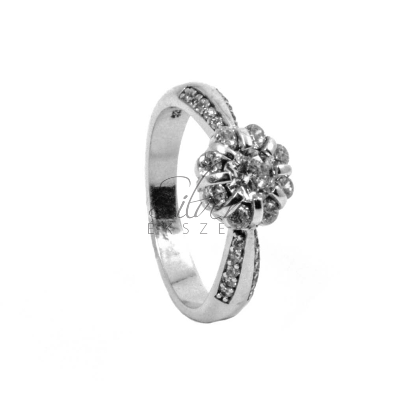 51-es ezüst gyűrű, virág forma cirkónia kövekkel
